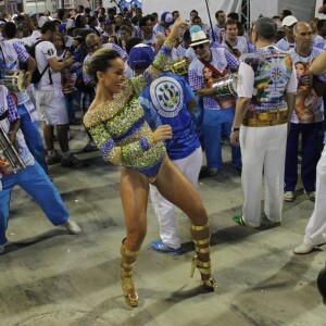 Sabrina Sato, em 2014, mostrou sintonia com a bateria da Vila Isabel em ensaio técnico