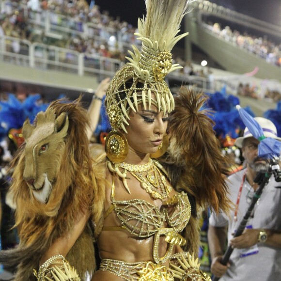 Sabrina Sato veio à frente da bateria da Vila com uma fantasia com inspiração africana em 2012