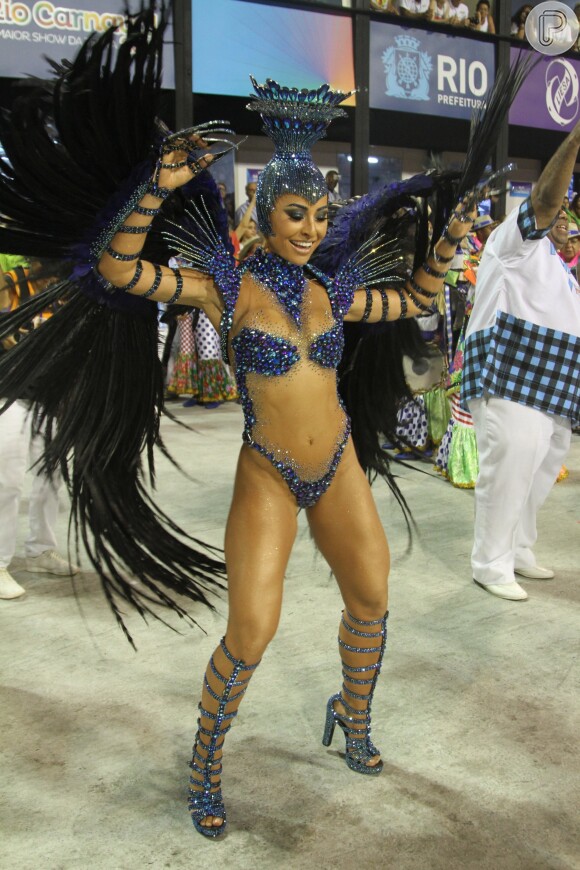 Sabrina Sato, em 2013 pela Unidos de Vila Isabel, apostou em asas negras no ano em que a escola de samba foi campeã
