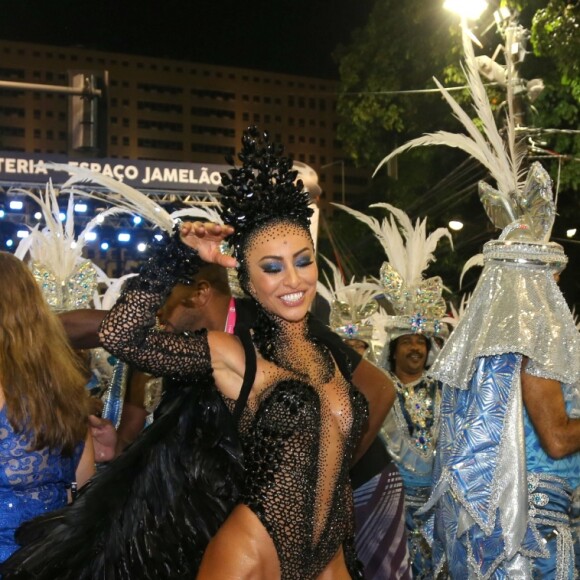 Sabrina Sato escolheu um look representando um cisne negro à frente da bateria da Vila Isabel em 2015