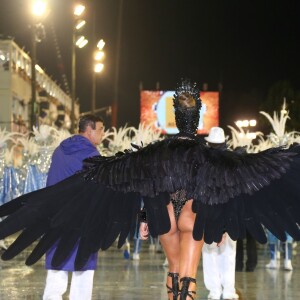A fantasia de Sabrina Sato em 2015 na Vila Isabel representava o Cisne Negro