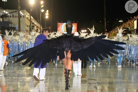 A fantasia de Sabrina Sato em 2015 na Vila Isabel representava o Cisne Negro