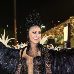 Asas enormes faziam parte da fantasia de Sabrina Sato no Carnaval em 2015
