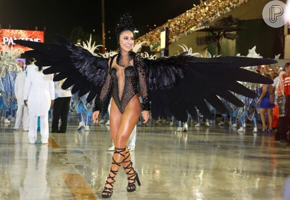 Asas enormes faziam parte da fantasia de Sabrina Sato no Carnaval em 2015