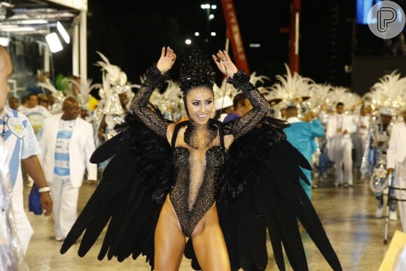 Sabrina Sato mostrou todo seu samba no pé representando um cisne negro à frente da bateria da Vila Isabel em 2015
