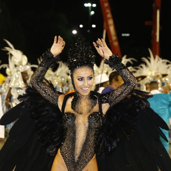 Sabrina Sato mostrou todo seu samba no pé representando um cisne negro à frente da bateria da Vila Isabel em 2015