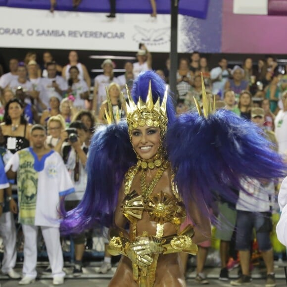 Sabrina Sato representou uma guerreira à frente da bateria da Vila Isabel em 2016