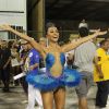 A apresentadora combinou plumas, penas e transparência como bailarina em ensaio da Vila Isabel em 2015