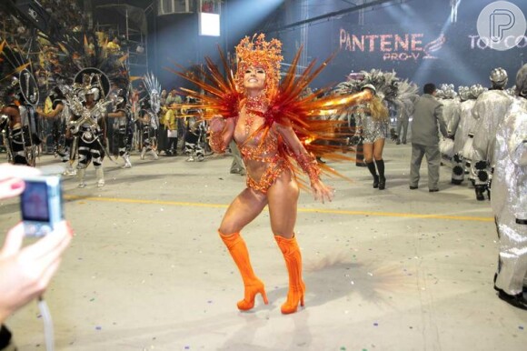 Pela Gaviões da Fiel em 2012, Sabrina Sato usou uma fantasia laranja com estrelas