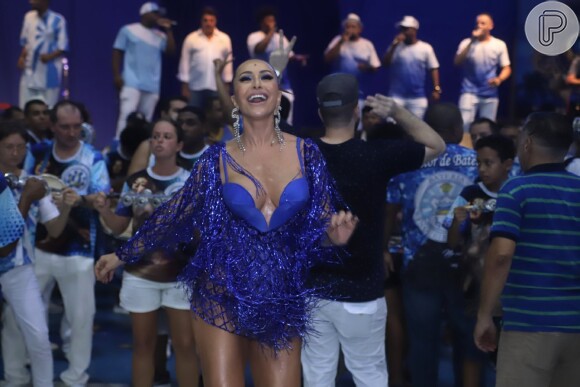 Em evento neste mês na Vila Isabel, Sabrina Sato ornou com look azul, cor da escola de samba