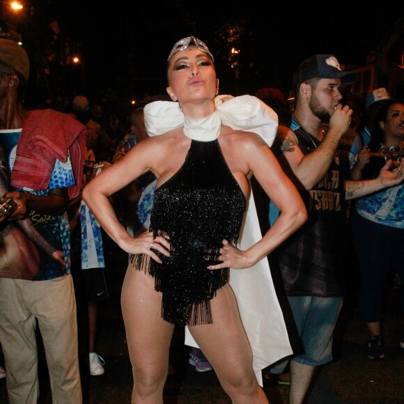 Sabrina Sato desfilou com look preto e laço poderoso nas costas em desfile técnico da Vila Isabel em fevereiro deste ano