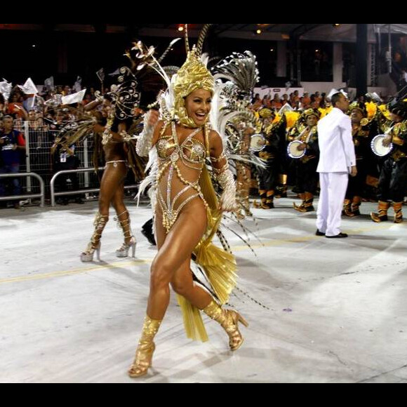 Também em 2011, Sabrina Sato escolheu um look dourado representando as riquezas de Dubai