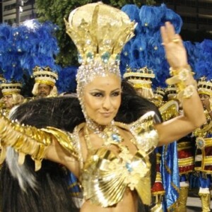 Sabrina Sato, em 2011, fez sua estreia como rainha de bateria da Vila com look dourado
