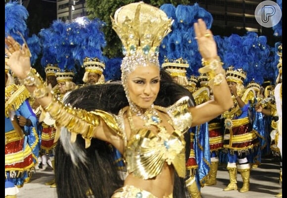 Sabrina Sato, em 2011, fez sua estreia como rainha de bateria da Vila com look dourado