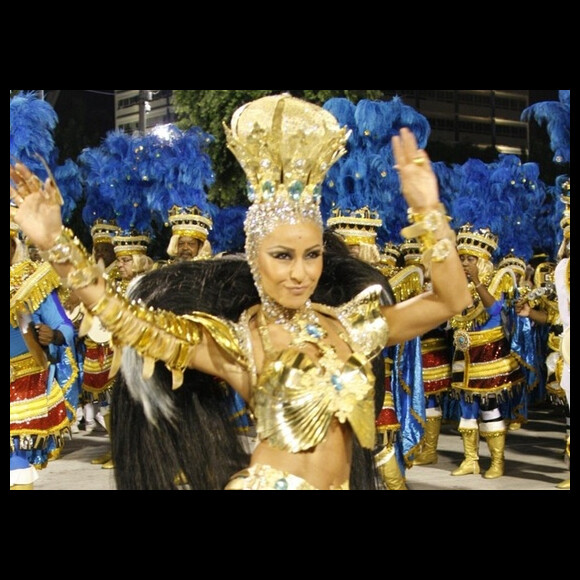 Sabrina Sato, em 2011, fez sua estreia como rainha de bateria da Vila com look dourado