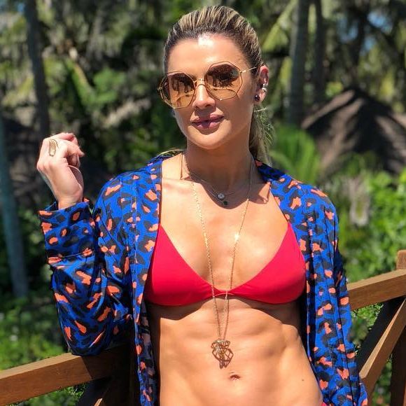 Mãe de Valentina, Mirella Santos exibiu a barriga sarada em foto de biquíni