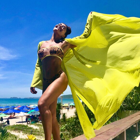 Mãe de Pedro e Antonio, Juliana Paes exibiu o físico em foto de biquíni