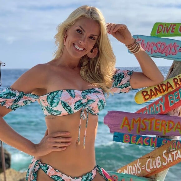 Mãe de Alexandre Jr., Ana Hickmann mostrou a silhueta enxuta em foto de biquíni