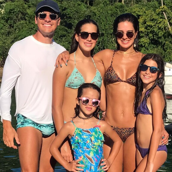'Que delicia de final de semana em casa com minhas princesas!', vibrou Rodrigo Faro