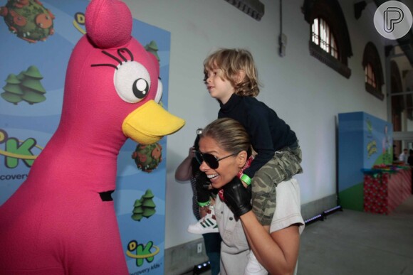 Adriane Galisteu leva o filho Vittorio para assistir a pré-estreia de 'O Show da Luna', no Museu Catavento, em São Paulo, no sábado 27 de setembro de 2014
