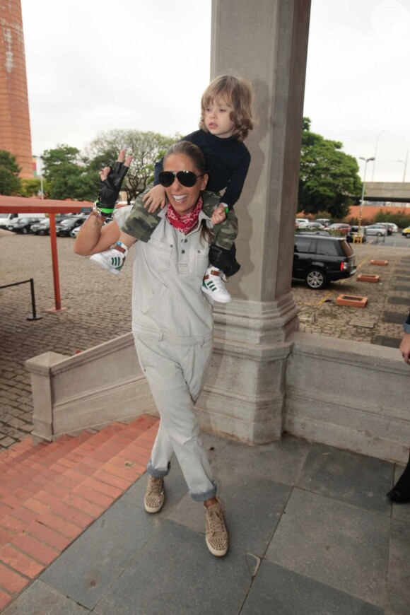 Adriane Galisteu chega carregando o filho Vittorio 'de cavalinho' para assistir a pré-estreia de 'O Show da Luna', no Museu Catavento, em São Paulo, no sábado 27 de setembro de 2014