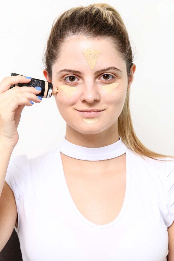 Com a pele limpa e higienizada, aplique a base em todo o rosto, de acordo com o tom da sua pele