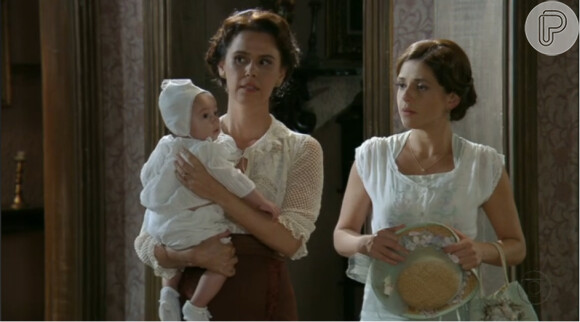 Teresa (Susana Ribeiro) finge ser mãe de seu neto, filho de Sandra (Priscila Sol), em 'Lado a Lado'