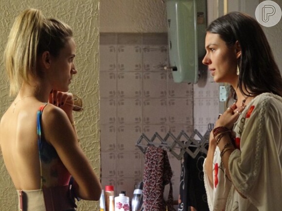 Vitória (Bianca Bin) revela para Sandra (Isis Valverde) que elas foram trocadas na maternidade, em 'Boogie Oogie'