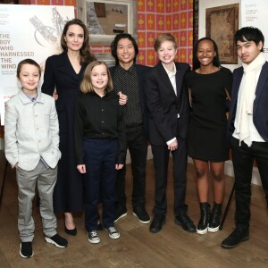 Angelina Jolie leva os seis filhos, Maddox, Pax, Zahara, Shiloh e os gêmeos Vivienne e Knox, para assistir a uma sessão especial de filme da Netflix, em Nova York, nesta segunda-feira, dia 25 de fevereiro de 2019