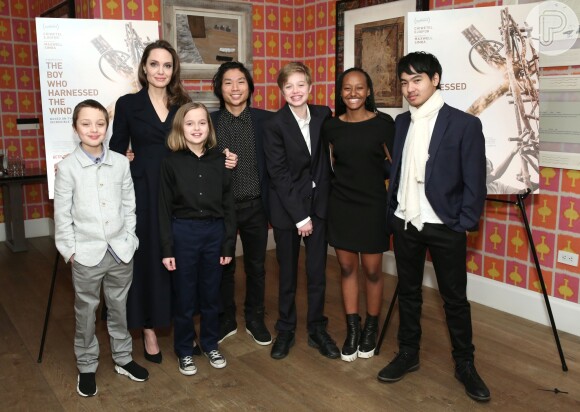 Angelina Jolie leva os seis filhos, Maddox, Pax, Zahara, Shiloh e os gêmeos Vivienne e Knox, para assistir a uma sessão especial de filme da Netflix, em Nova York, nesta segunda-feira, dia 25 de fevereiro de 2019