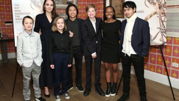 Angelina Jolie curte férias em NY com os 6 filhos e vai a exibição de filme