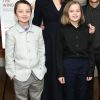 Angelina Jolie tem curtido os dias de férias em Nova York em família. Os filhos caçulas, Knox e Vivienne, de 10 anos, estão se divertindo e passearam com a mãe em uma loja de brinquedos durante a semana