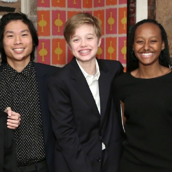 Shiloh, filha de Angelina Jolie e Brad Pitt de 12 anos, posa entre os irmãos Pax e Zahara. Mais uma vez se mostrou elegante de terninho e com muito estilo!