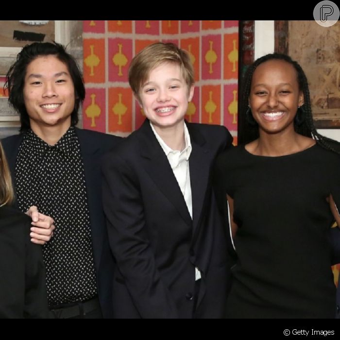 Shiloh, filha de Angelina Jolie e Brad Pitt de 12 anos, posa entre os irmãos Pax e Zahara. Mais