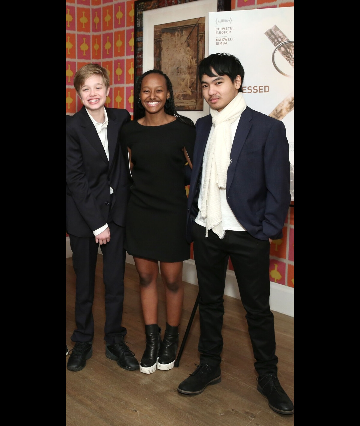 Foto: Os irmãos Shiloh, Zahara e Maddox posam para fotos antes de  conferirem o filme 'O Menino Que Descobriu o Vento', da Netflix - Purepeople