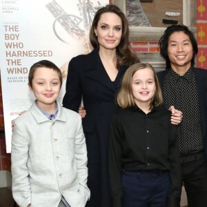 Em rara aparição pública, Angelina Jolie, ex-mulher de Brad Pitt posa com os filhos gêmeos Knox e Vivienne, de 10 anos, e Pax, de 15, na entrada da sala de exibição em Nova York, nos Estados Unidos