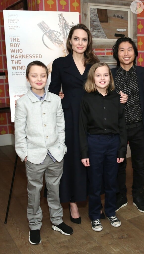 Acompanhada do filho, Angelina Jolie participa de almoço de negócios em  Nova York