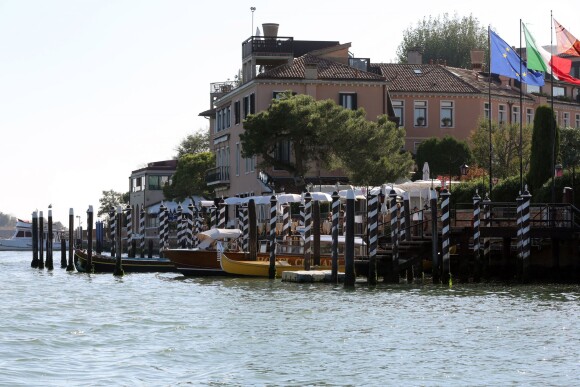 As gôndolas, onde foram transportados alguns convidados, ficam estacionadas no canal em frente ao hotel Cipriani