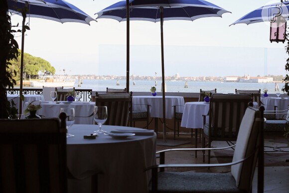 Vista geral de um terraço com vista para a lagoa no Belmond Cipriani Hotel, que fica na Ilha de Giudecca, em Veneza, Itália