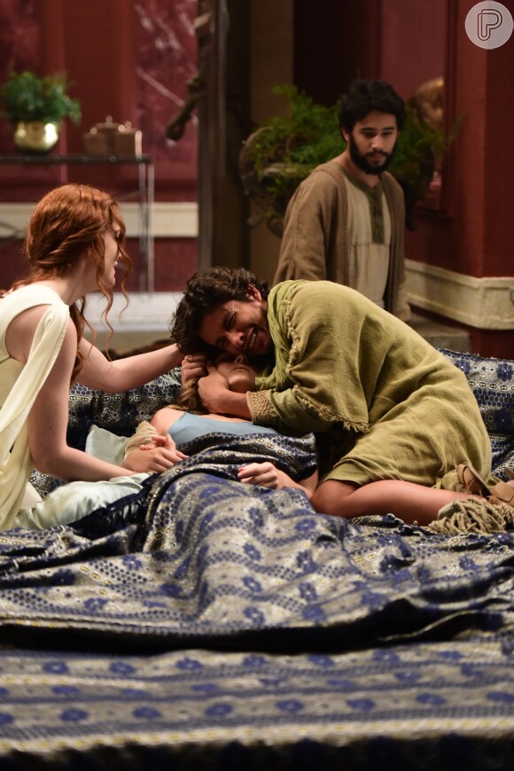 Helena (Julia Maggesi) morre nos braços de Tadeu (Ricky Tavares) no capítulo de sexta-feira, 8 de março de 2019 da novela 'Jesus'
