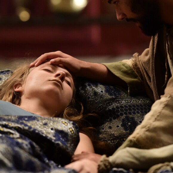 João (Rafael Gevú) usa sua fé e ressuscita Helena (Julia Maggesi) no capítulo de sexta-feira, 8 de março de 2019 da novela 'Jesus'
