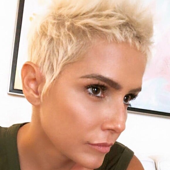 'Deusa platinada', brincou uma fã diante da foto de Deborah Secco sem roupas