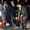 Kim Kardashian e Kanye West chegam com a filha, North West, no desfile da Givenchy, em 28 de setembro de 2014