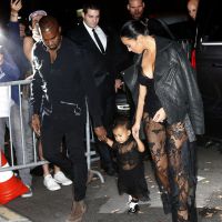 Kim Kardashian e Kanye West chegam andando com North West ao desfile da Givenchy