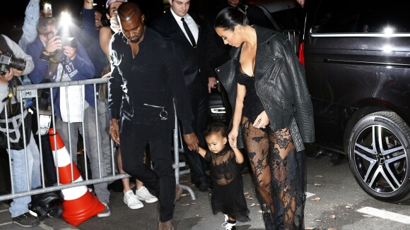 Kim Kardashian e Kanye West chegam andando com North West ao desfile da Givenchy