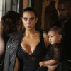 Kim Kardashian e Kanye West chegam com a filha, North West, no desfile da Givenchy, em 28 de setembro de 2014