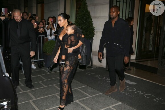 Kim Kardashian e Kanye West chegam com a filha, North West, no desfile da Givenchy, em 28 de setembro de 2014