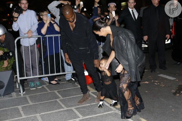 Kim Kardashian e Kanye West chegam com a filha, North West, no desfile da Givenchy, em 28 de setembro de 2014