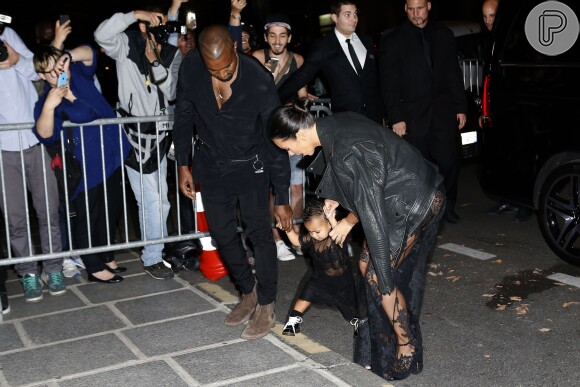 Kim Kardashian e Kanye West ajudam a filha, North West, a andar