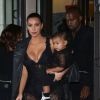 Kim Kardashian deixa o desfile da Givenchy com North West no colo